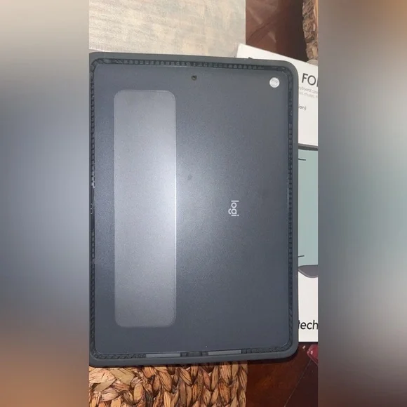 Logitech Rugged Folio Keyboard Case for Apple iPad 7th & 8th Generation - Picture 7 of 13